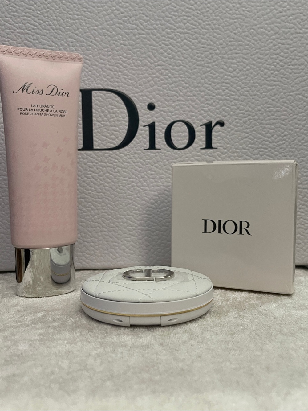 Dior Miss Dior Pink Shower Milk with White Dior Compact Highlighter Set